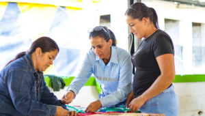 Madres cabeza de hogar fabrican el alumbrado navideño de Ibagué