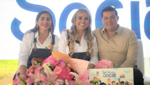 Con elogios y flores, Aranda despidió a Carolina Hurtado de su gabinete