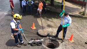  Ibal deberá indemnizar a mujer que se accidentó al caer a una alcantarilla sin tapa 