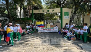 Trabajadoras del ICBF protestan frente a la sede en la carrera Quinta