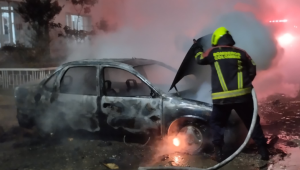 Un carro fue consumido por las llamas en el barrio Boyacá