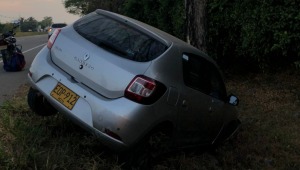 Vehículo se salió de la vía El Espinal - Guamo y terminó chocando contra un árbol