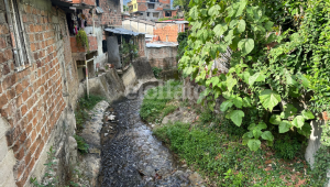 Habitantes del barrio La Trinidad de Ibagué están en peligro por colapso de muro de contención