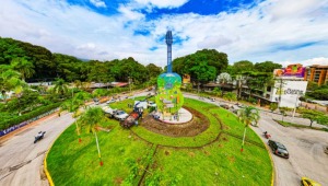 Guitarra gigante se construyó 100% por escultores ibaguereños