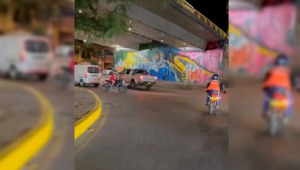 Captan en video a motociclista conduciendo en contravía en la glorieta de la 80