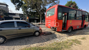 Gigantesco hueco generó un accidente de tránsito en El Salado