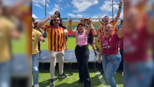 Saltando y cantando, Aranda felicitó al Deportes Tolima por sus 70 años