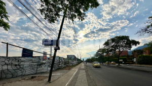 Postes a punto de colapsar en El Salado ponen en riesgo a peatones y vehículos