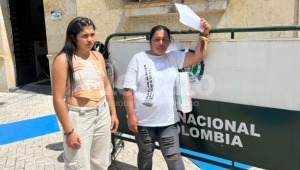 Mujer se encadenó frente al Palacio Municipal en protesta por dos comparendos