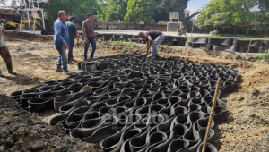 Con llantas recicladas universitarios pavimentan vías terciarias del Tolima