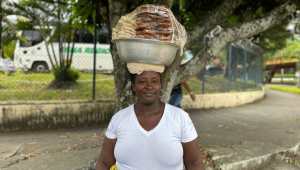 Palenquera de la costa colombian vende sus productos hace 18 años en Ibagué