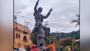 Antitaurinos derribaron la escultura de César Rincón