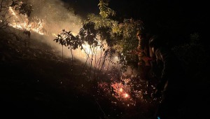 Bomberos intentan apagar un voraz incendio en Melgar