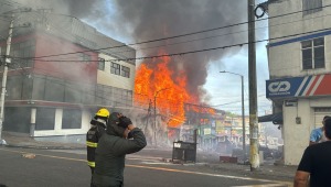 Incendio consume fábrica de colchones en Ibagué 