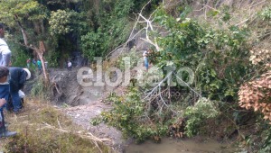 Campesinos afectados por dos derrumbes que tienen incomunicada la vía Boquerón-Tapias