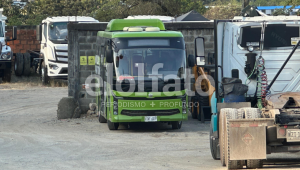 El bus eléctrico que rodaría en Ibagué terminó guardado en un taller: ¿fue solo un show mediático?